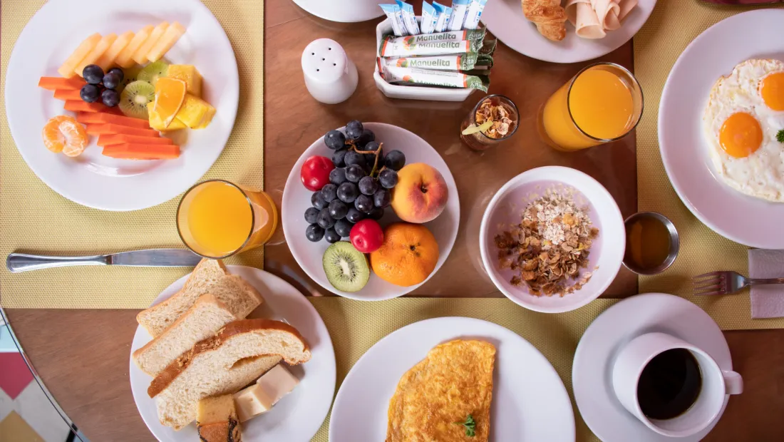 Desayuno bufet en hotel
