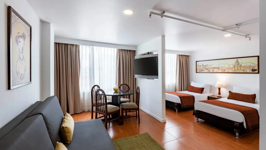 Habitación de hotel con sala