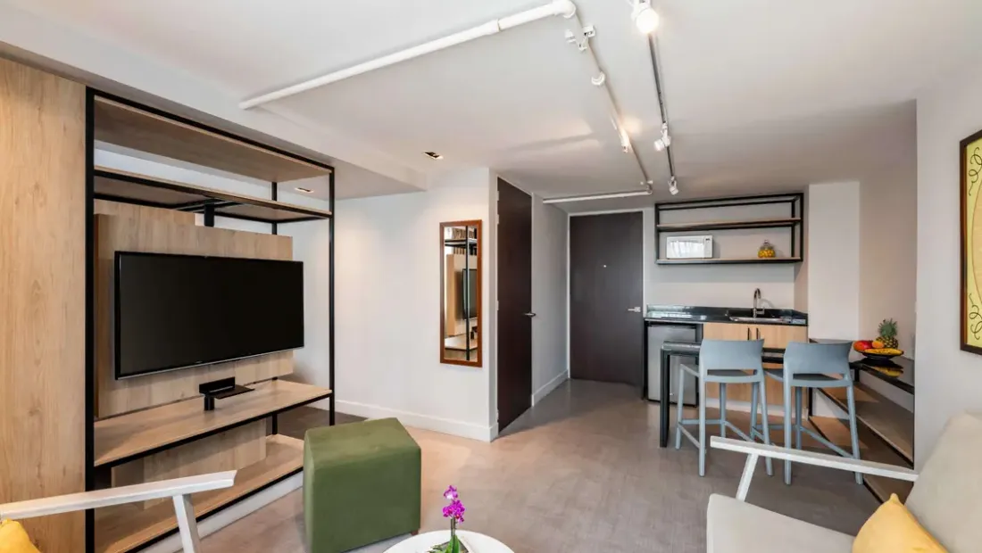 Sala y cocina de suite de hotel